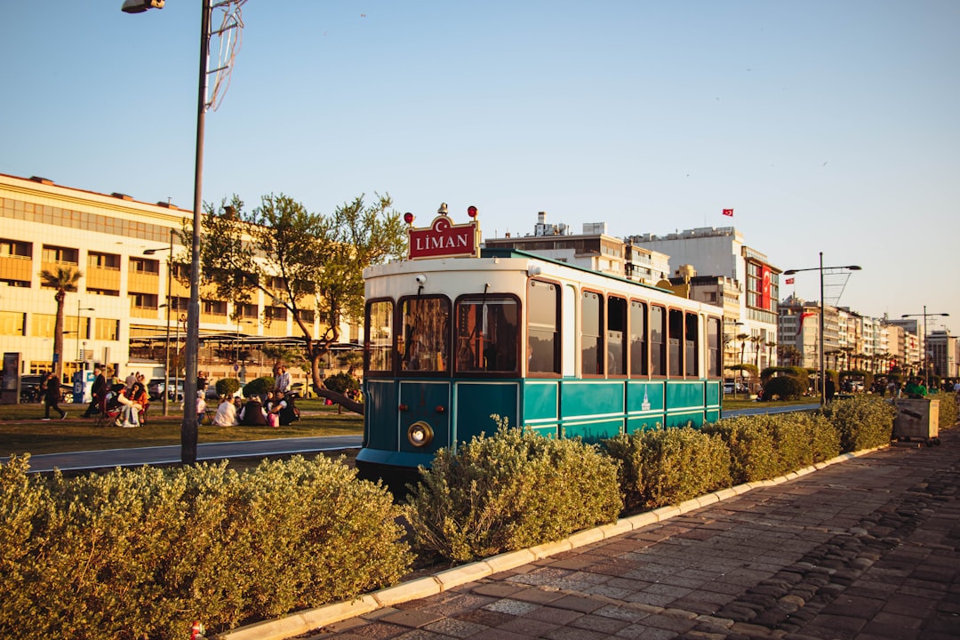 İzmir gelişmişlikte üçüncü sırada: Alt alanlara odaklanmalı - Ekonomi haberi