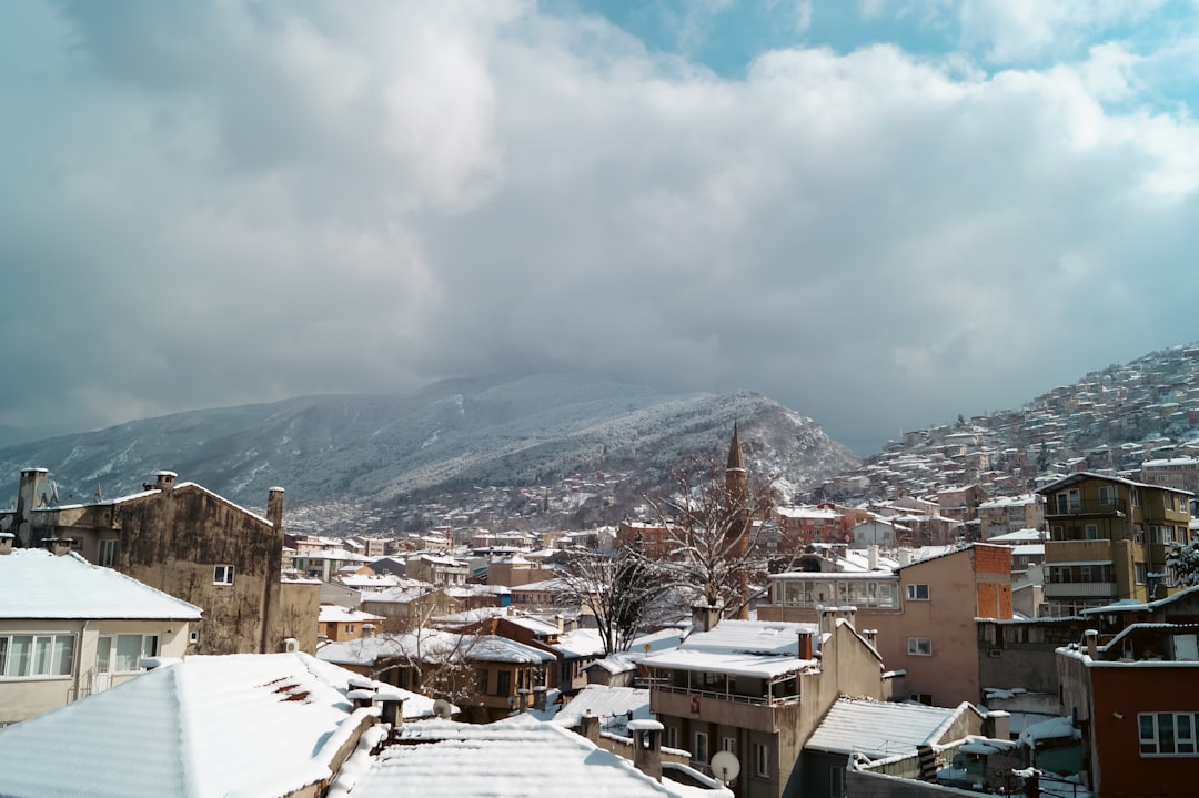 Bursa’da Büyükorhan’da Yoğun Kar Yağışı Okulları 1 Günlüğüne Tatil Ettirdi - Gündem haberi görseli