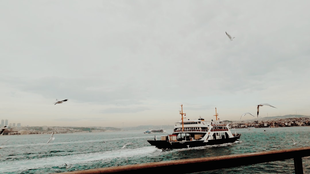 Avcılar’da Hafriyat Kamyonu Devrildi: Şans Eseri Yaralanan Olmadı - Yaşam haberi görseli Avcılar’da Hafriyat Kamyonu Devrildi: Şans Eseri Yaralanan Olmadı - Yaşam haberi görseli