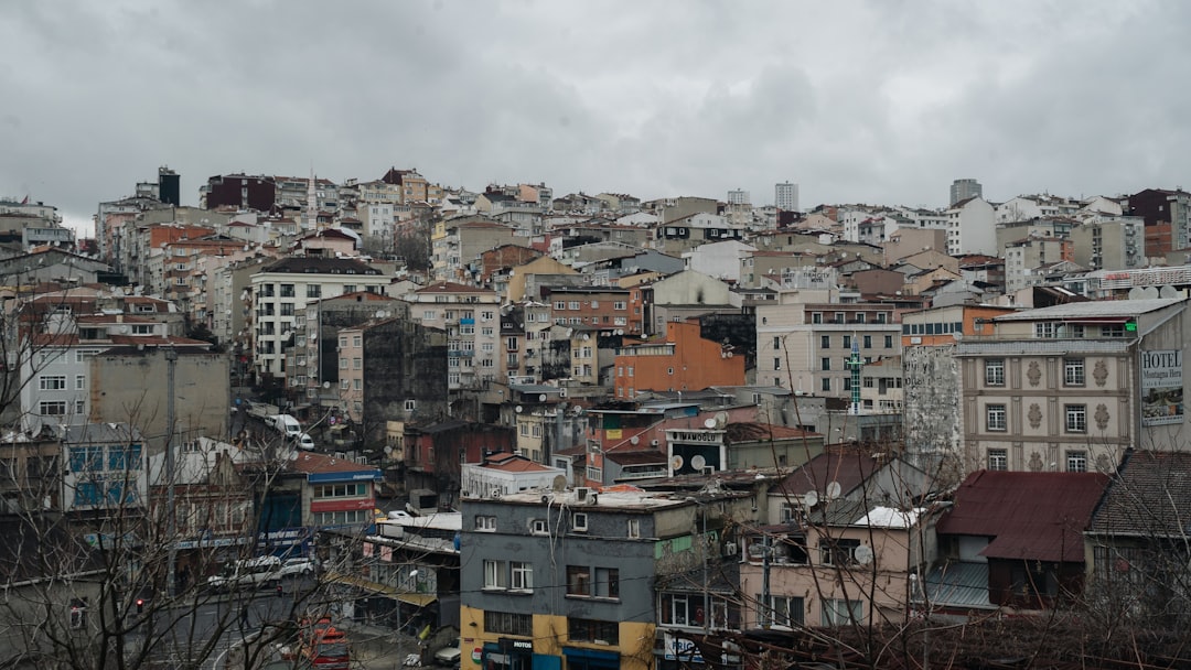 İstanbul’da Kuvvetli Sağanak: Bayrampaşa’da Yol Çöktü, Çok Sayıda Adreste Su Baskını - Yaşam haberi görseli