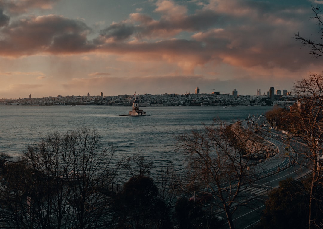 İstanbul’da Soğuk ve Bulutlu Hava Hissedilen Sıcaklığı Düşürüyor - Yaşam haberi görseli İstanbul’da Soğuk ve Bulutlu Hava Hissedilen Sıcaklığı Düşürüyor - Yaşam haberi görseli