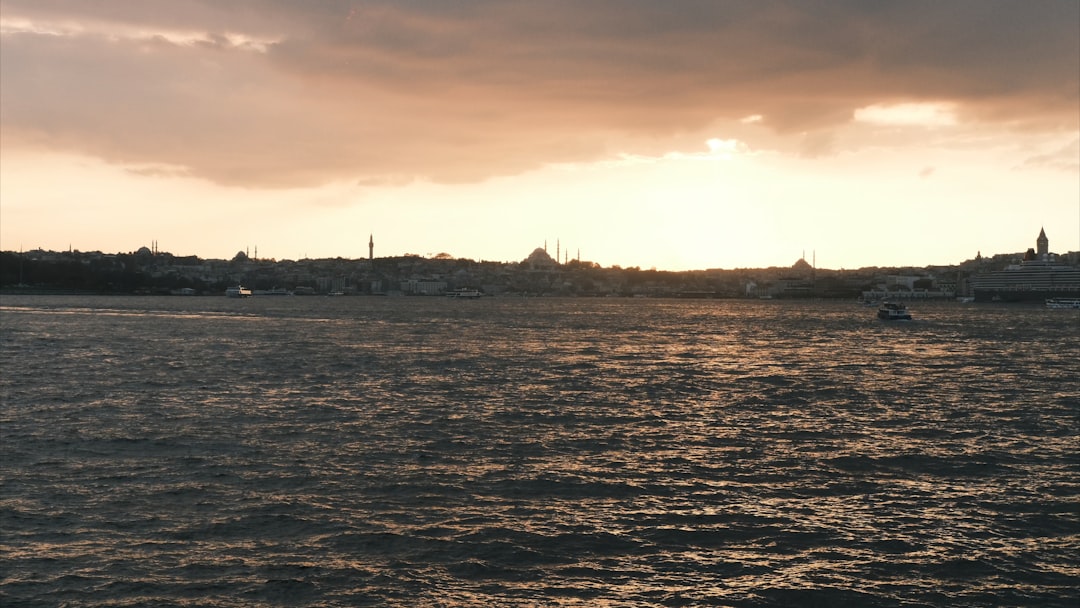 İzmir'de Gök Gürültülü Sağanak ve Yıldırım Uyarısı - Yaşam haberi görseli