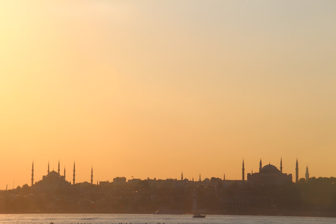 İstanbul’da Bugün Bahar Güneşi ve Kültürel Canlılık - Yaşam haberi görseli