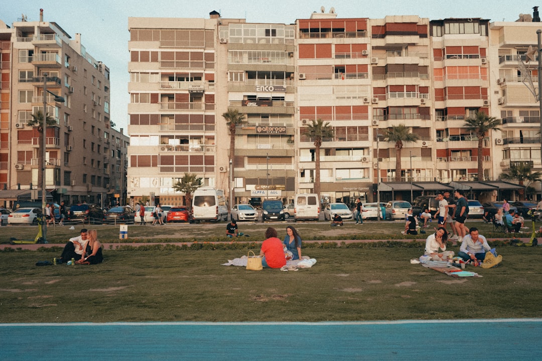 İzmir'de Yaşlı Adamın Parkta Tekmeleyen Kişiler Tutuklandı - Gündem haberi