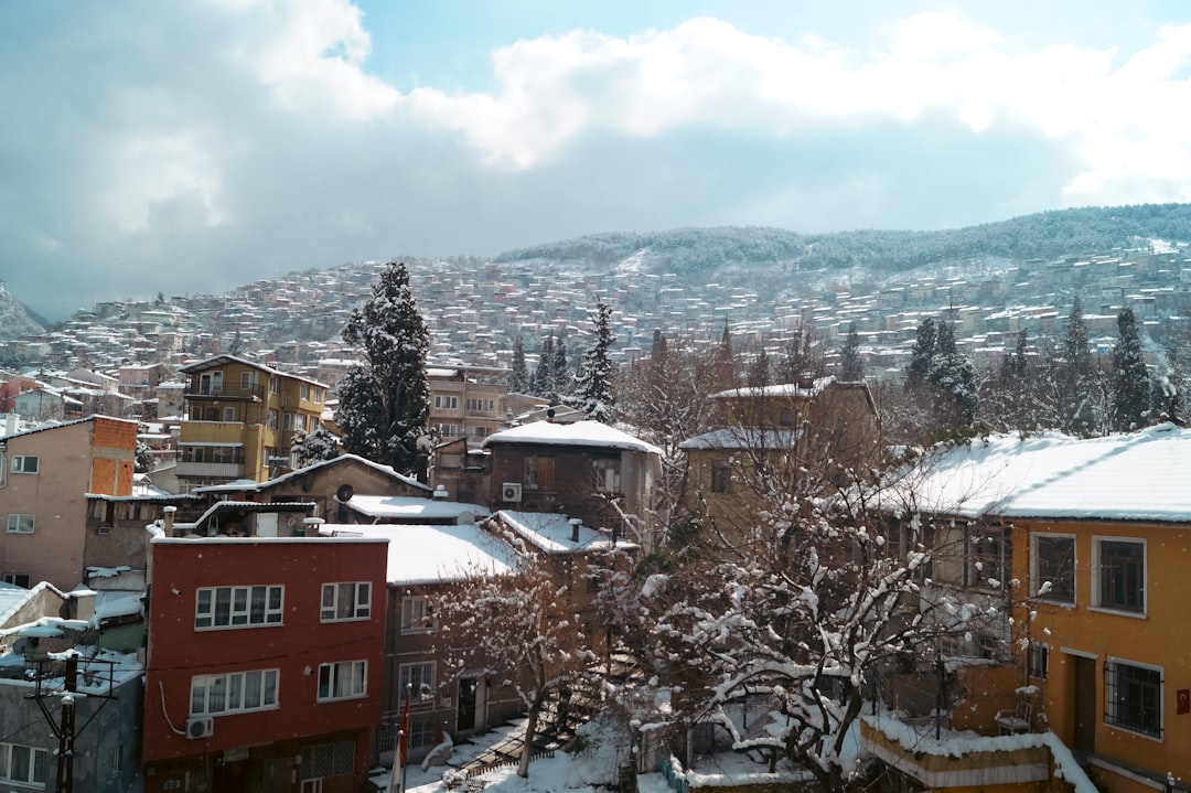 Bursa'da İşçi Savaşı ve Fabrika Yangını: Günümüzdeki Bursa Gözaltında - Gündem haberi görseli
