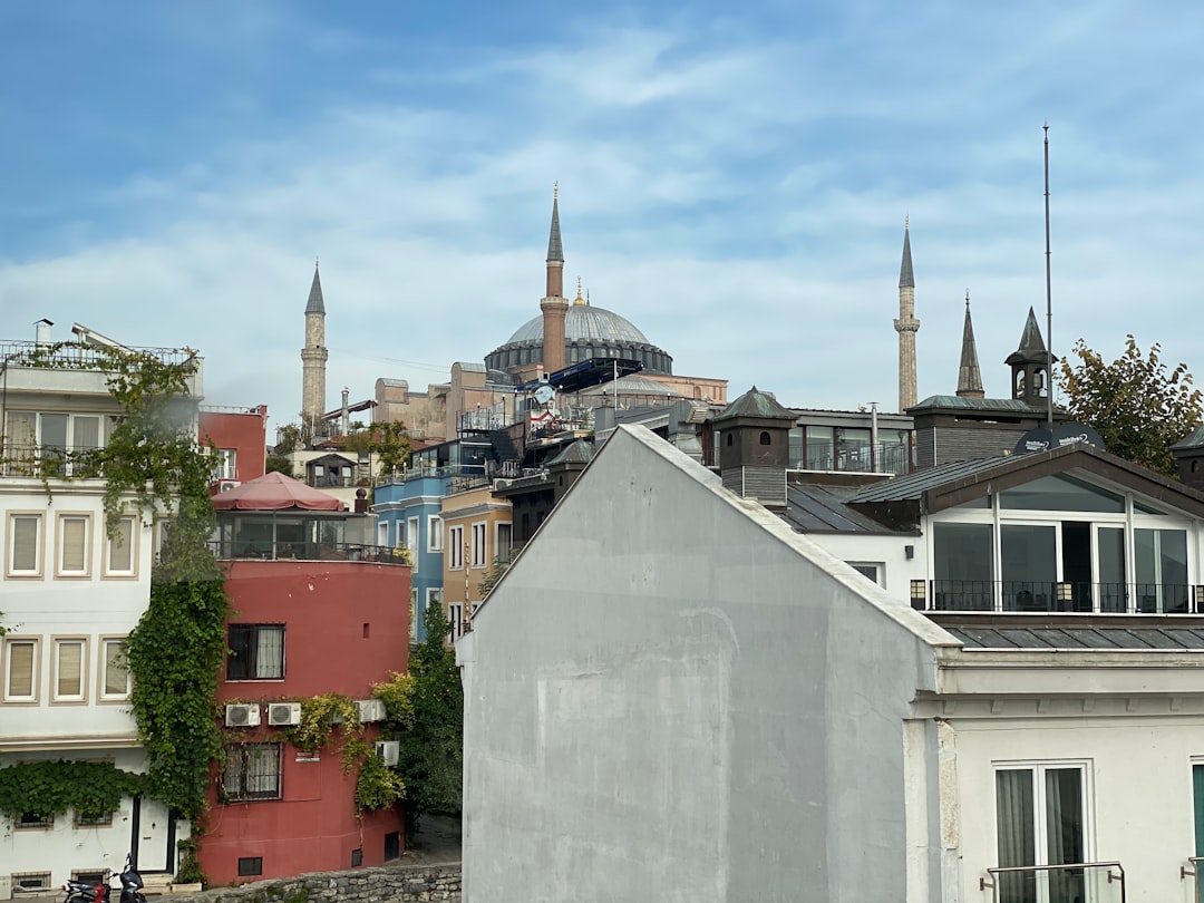 İzmir Ekonomi Üniversitesi'nin Güzelbahçe Kampüsü'nde Çalışmalar Durdu - Ekonomi haberi görseli
