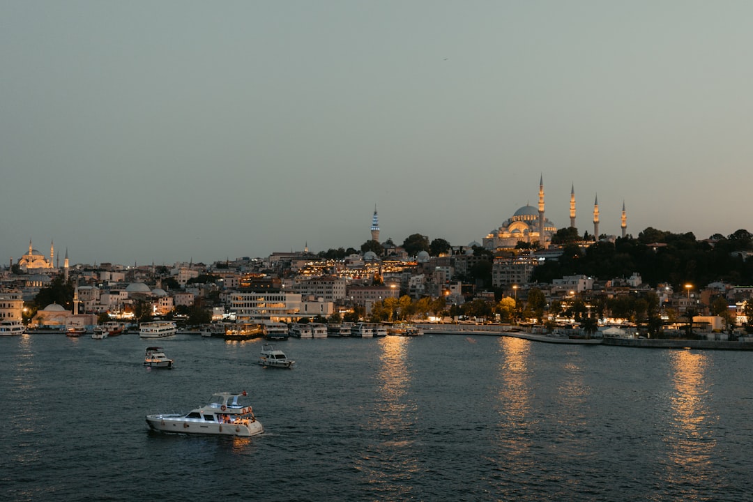 İstanbul Boğazı'nın Turkuaz Renk Değişimi ve Silahlı Saldırı - Yaşam haberi