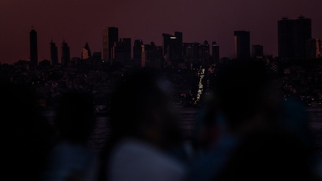İstanbul'da Parkta Silahlı Çatışma: 5 Kişi Yaralandı - Gündem haberi görseli