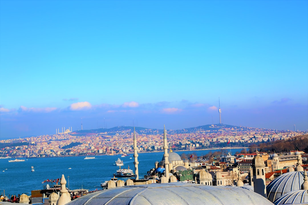 İstanbul'da Çatı Yangını: On Kişi Hastaneye Kaldırıldı - Gündem haberi görseli