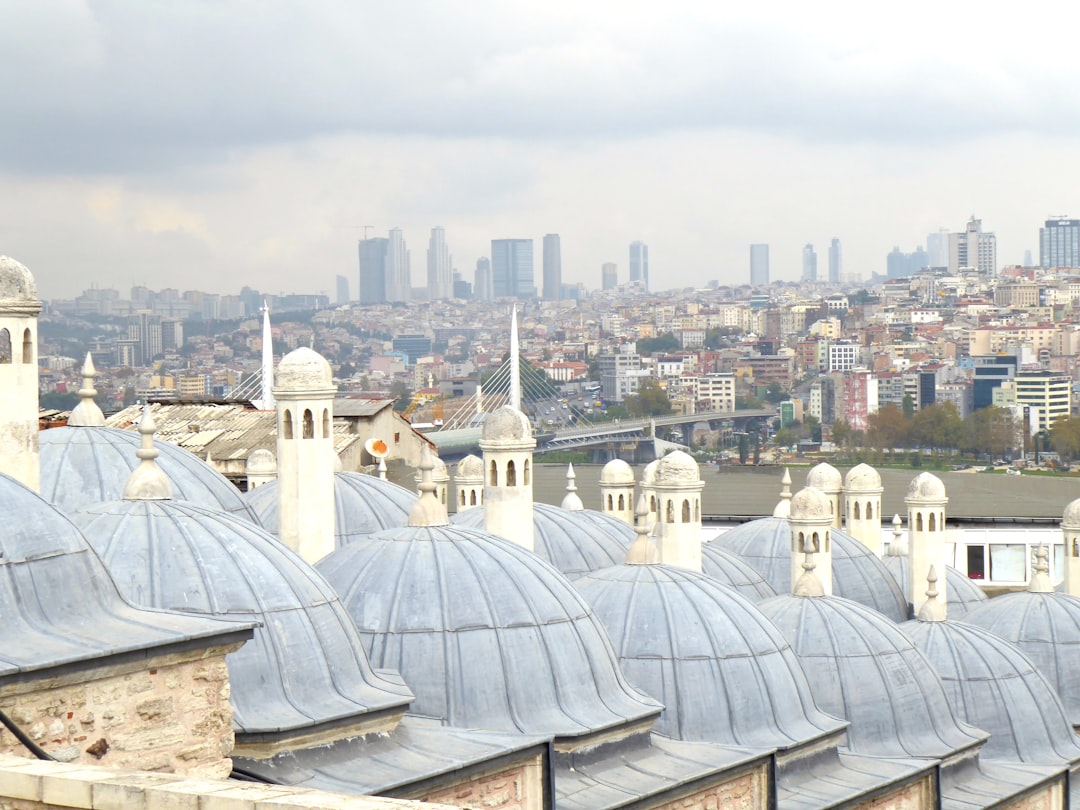Adana'da Kontrollü Yıkım: Tarihi Bina Dinamitle Silinir - Yaşam haberi görseli