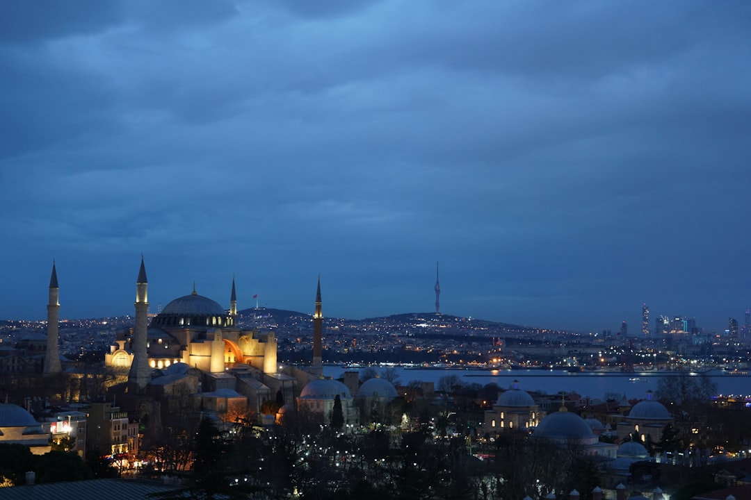 İki Yakalı Bir İstanbul: Kadıköy'de Yeni Sergi Açılışı! - Kültür-Sanat haberi görseli