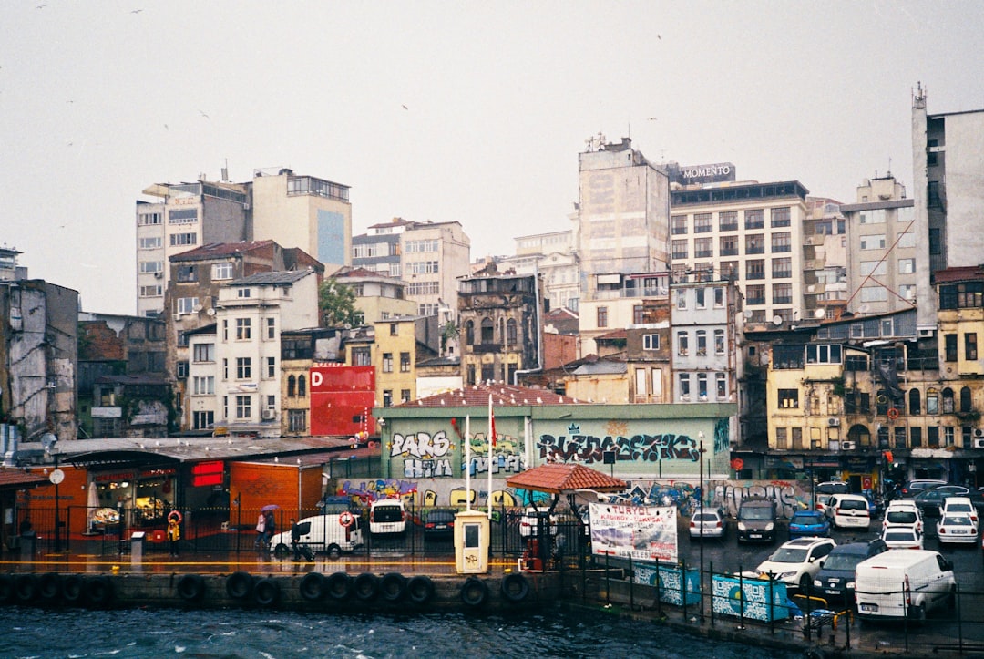 İstanbul'da Yaşamın Çok Boyutlu Çeşitliliği: Altı Üstü Dizisi - Yaşam haberi görseli