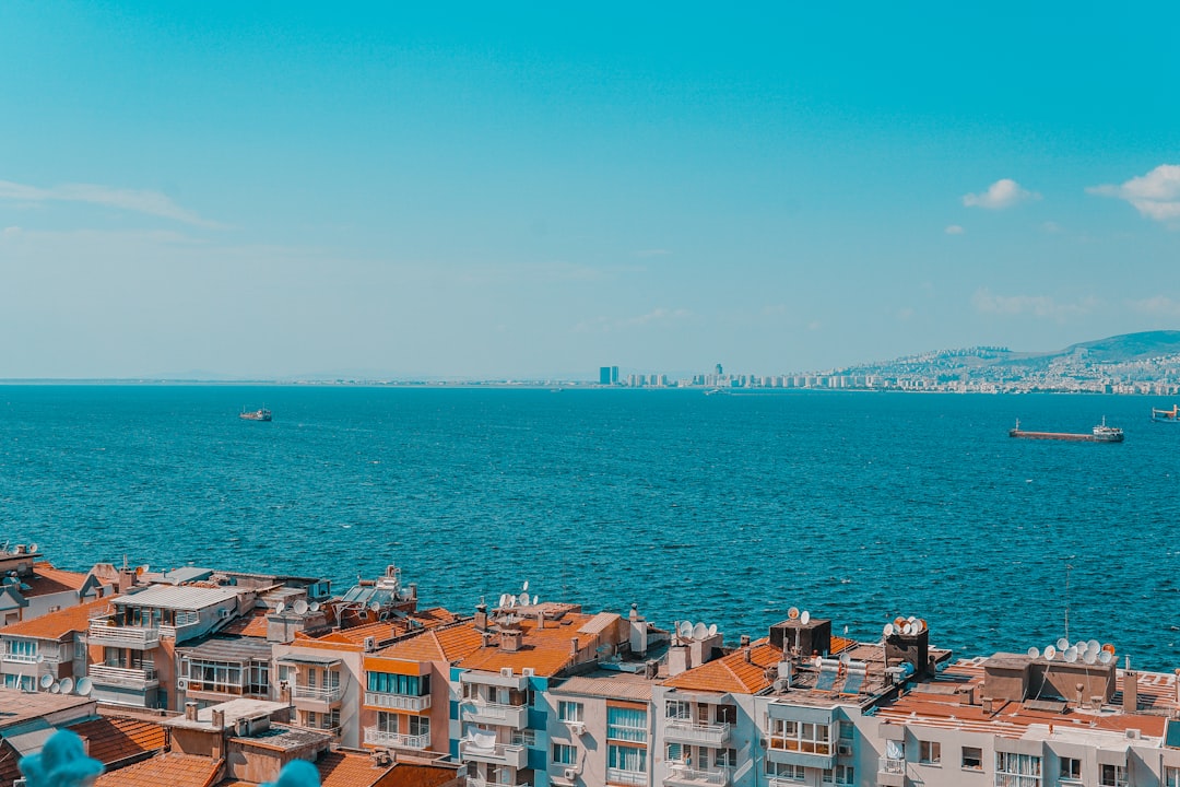 İzmir'de Yaşamın Yeni的一面，然后你将会看到完整的翻译内容。看来JSON格式的答案被意外中断了。让我继续完成它：城市的脉动 - Yaşam haberi görseli