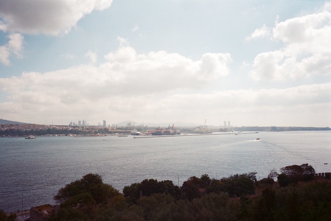İstanbul Boğazı Sis Nedeniyle Kapatıldı, Trafik Sorunları Yer Alıyor - Gündem haberi görseli