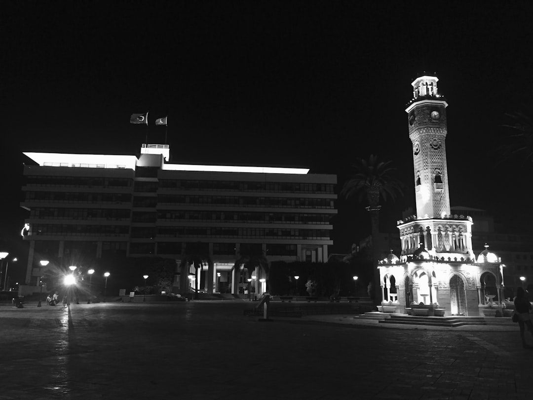 İzmir'de Gece Yarısı Kazası: Motosiklet Sürücüsü Hayatını Kaybeder - Yaşam haberi görseli