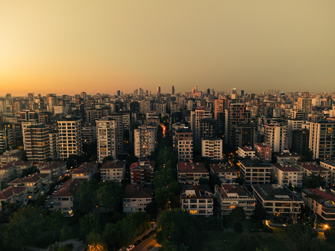 İstanbul'da Balkon Çökmesi Sonucu Bina Boşaltıldı, Yaralılar Hastanelere Taşındı - Gündem haberi görseli