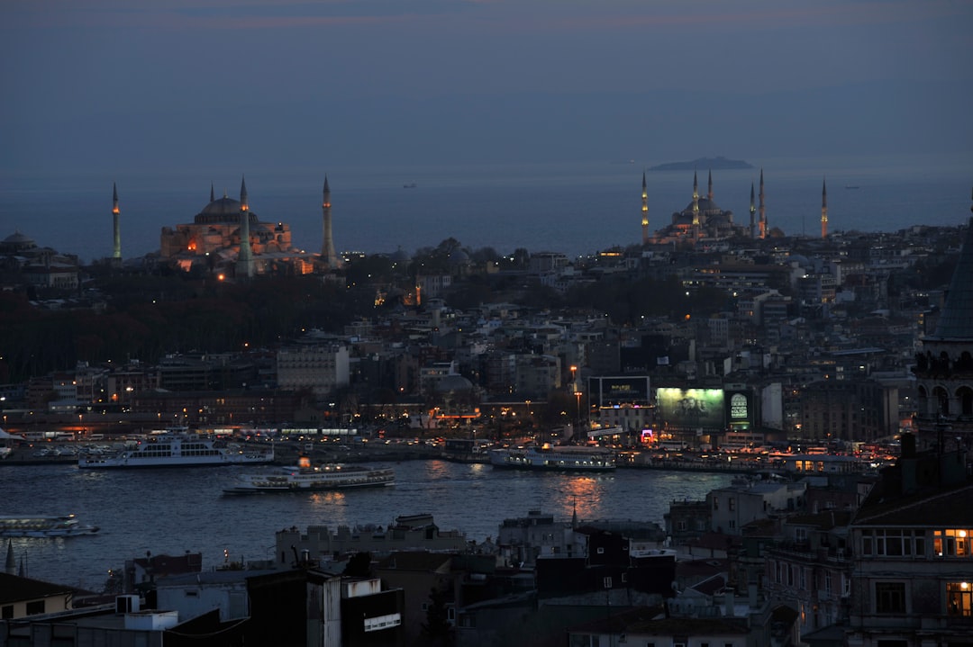 İstanbul'da Yaşamın Neşeli Gösterimi: Zeytinburnu Restoran Olayı - Yaşam haberi görseli
