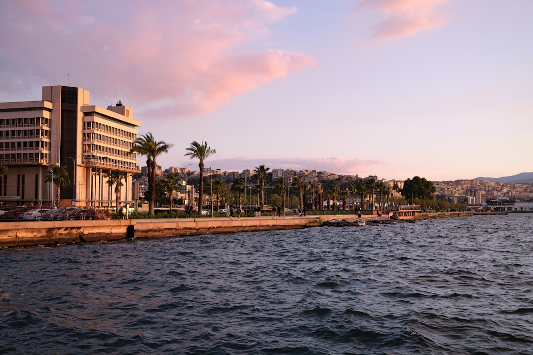 İzmir'in Ekonomik Gelişmeleri ve Sanayi Yatırımları - Ekonomi haberi görseli İzmir'in Ekonomik Gelişmeleri ve Sanayi Yatırımları - Ekonomi haberi görseli
