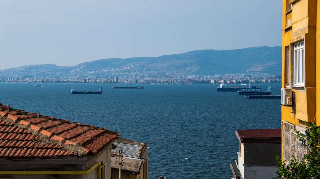 İzmir Ihracatı Yıllık Artışa Kadar Yükseldi, Ancak Bazı Sektörler Endişe Verici Düşüşler Kaydetti - Ekonomi haberi görseli