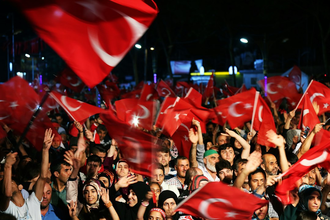 Adana'da Trafik Kazası: Yaralı Yaralılarla İtfaiye Ekipleri Harekete Geçiyor - Gündem haberi